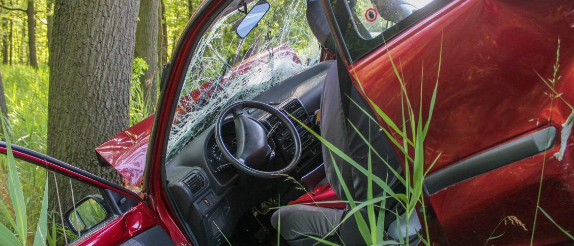 Carro vermelho após acidente