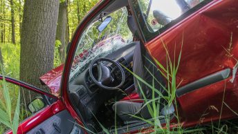 Carro vermelho após acidente