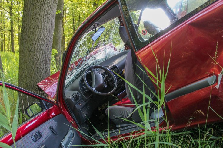 Carro vermelho após acidente