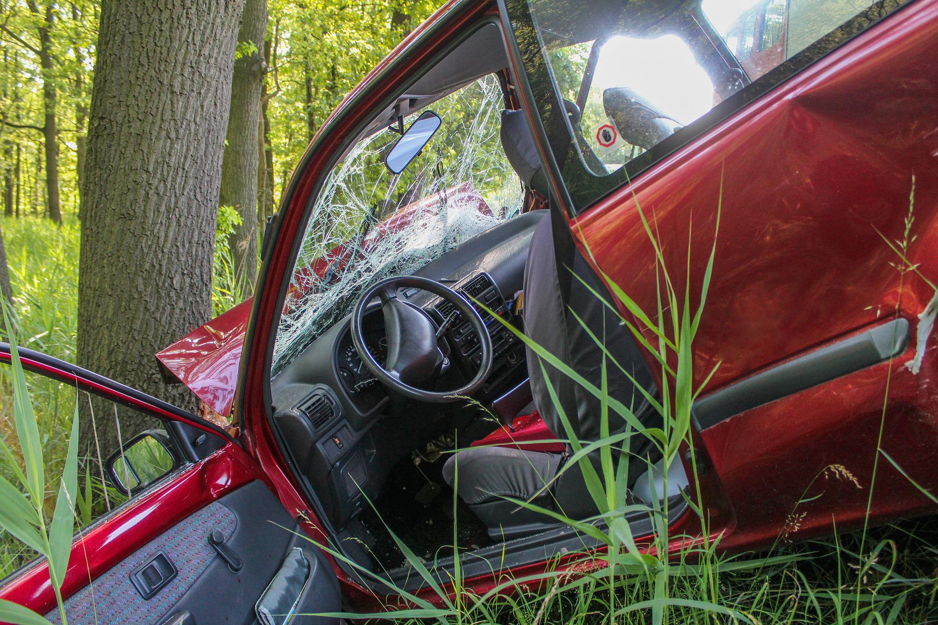 Carro vermelho após acidente